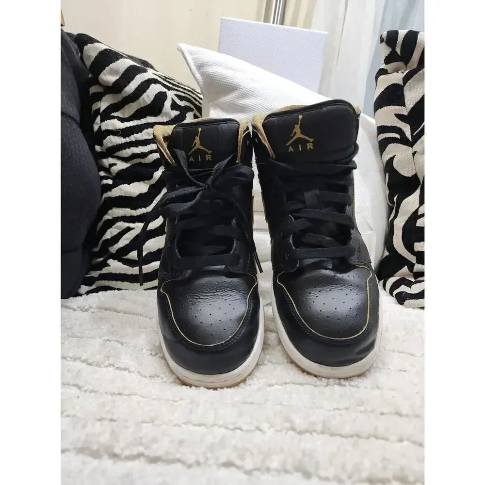 Jordan 1 Mid Black Metallic Gold 5.5Y